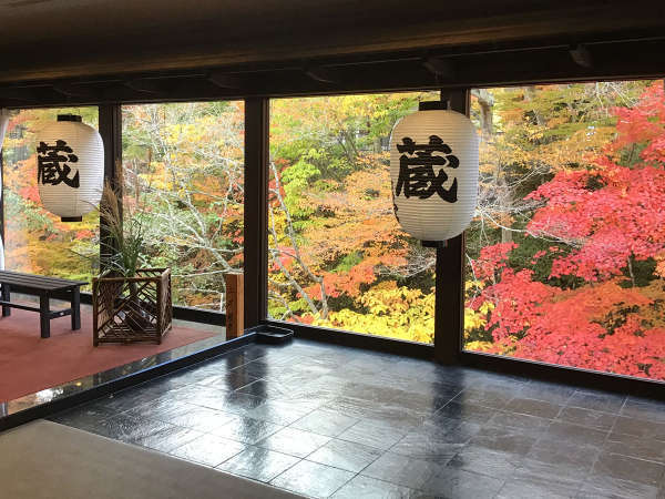 蔵の玄関エントランスから見える秋の景色