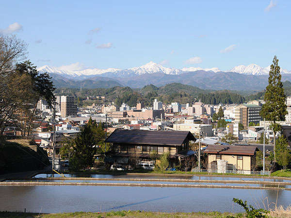 田んぼと街と北アルプスと桜ゲストハウス。A rice field, a town, north-Alps and Sakura-guest-house.