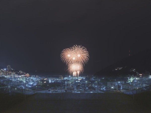 【茶寮】年間を通して開催される熱海海上花火大会。テラスからは圧巻の光景をご覧いただけます。