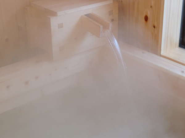 湯畑源泉のひのき貸切風呂は２４時間いつでも入浴可能です