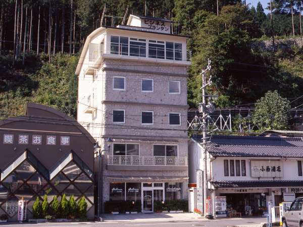 【外観】下呂駅の目の前で好立地。お土産屋さんもスグ近くにあり