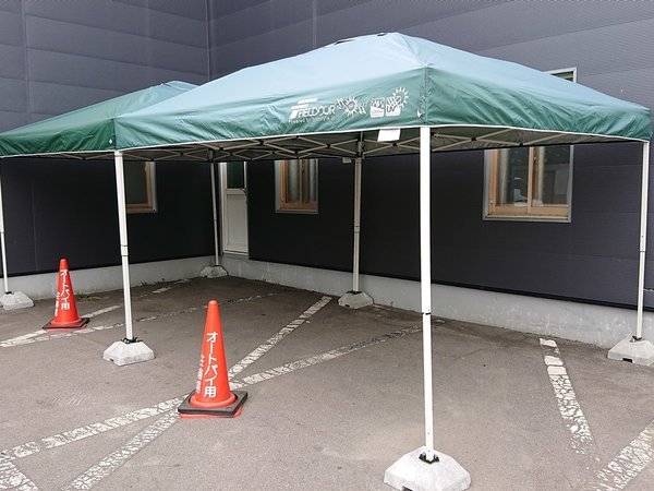 *【駐車場】バイクでお越しの方も安心の屋根付き駐車スペース。もちろん無料です！