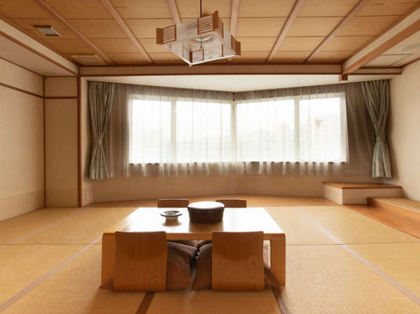 〈和室〉窓が広くて明るく、温かな雰囲気が伝わり、開放的な造りの和室を堪能して頂けます。