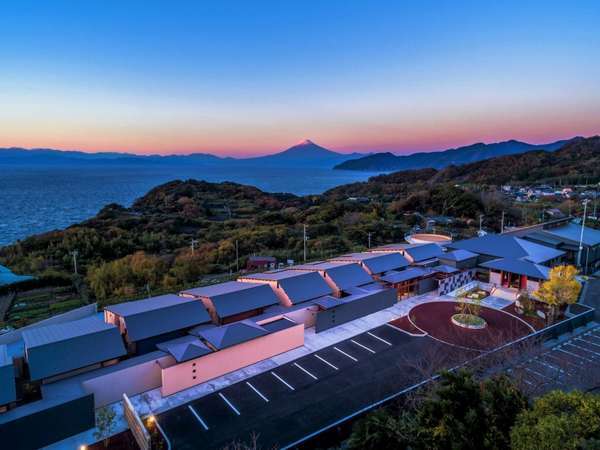 駿河湾と富士山を望む10棟の離れには専用露天風呂がつく。各棟それぞれに趣の異なるこだわりの宿