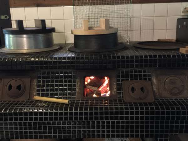 辛平かまど炊飯煮ものなど美味しく仕上がります。杉葉と小割の薪に火を付け煙突に熱が通れば煙がぬけます。