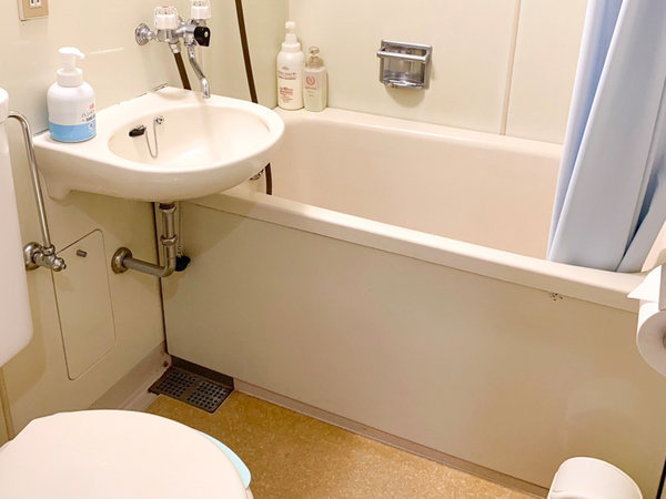 ・【トリプル／ユニットバス】各客室はバスルーム付。好きな時にお風呂に入れます