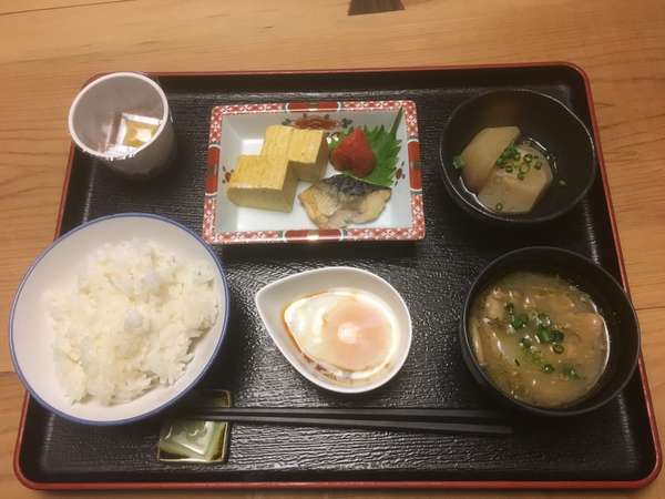 朝食は２Ｆ和風ダイニング輪（Ｒｉｎ）にてご用意いたします。和定食１食８００円