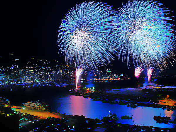 【熱海花火大会】熱海の代名詞とも言える花火大会。当館目の前の熱海港から大迫力の花火が打ち上がります。