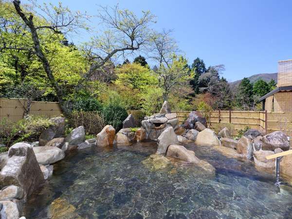 露天風呂「美肌の湯」弱アルカリ性低温泉（pH7.9）　なめらかな肌触り