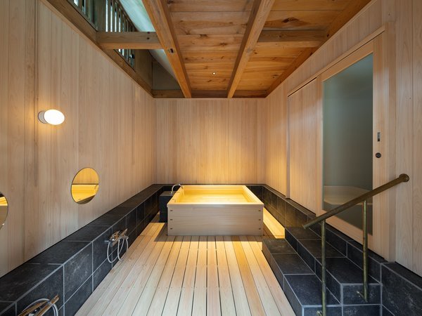 宿泊の楽しみのひとつお風呂。檜のお風呂の浴槽は、きっとご満足いただけるものと自負しております。