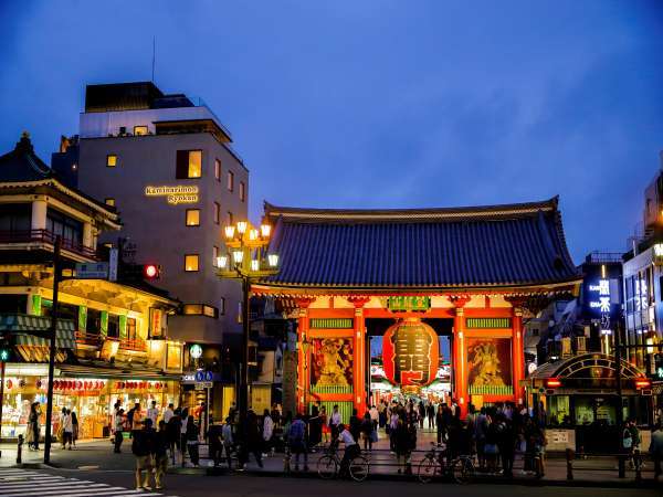 夜の雷門旅館