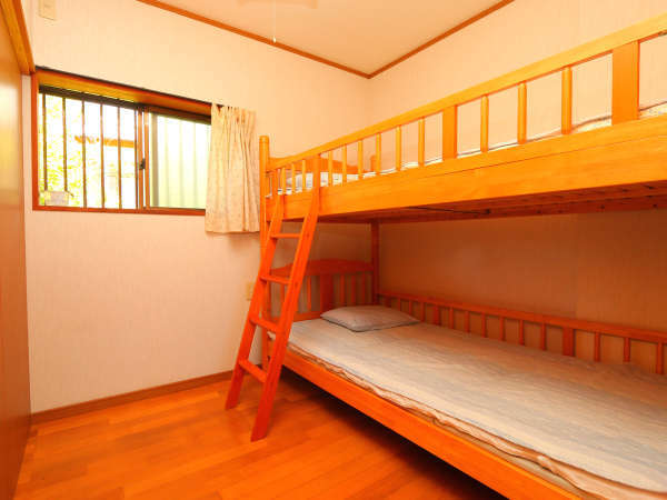寝室は2つあります。いずれのお部屋も2段ベッドです。