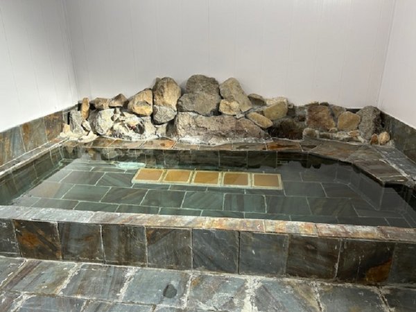 大浴場　温泉母岩によるラジウム泉。マイナスイオン・遠赤外線が放出される健康泉。