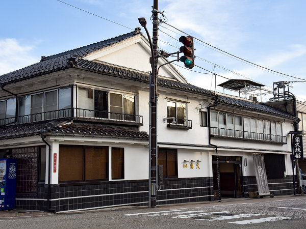 *JR高岡駅から徒歩7分。高岡大仏の目の前にある宿です