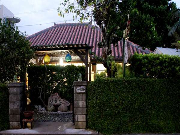 赤瓦家屋と緑の庭。閑静な場所で、ゆったりとした石垣島を味わってください。