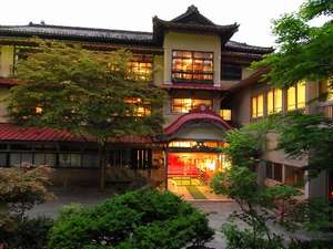 豊かな緑に囲まれた外観。木造三階建て「総けやき」造りの貴重な建築。「日本温泉遺産を守る会」認定。