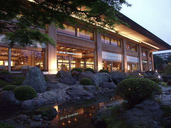 日本庭園からの本館外観