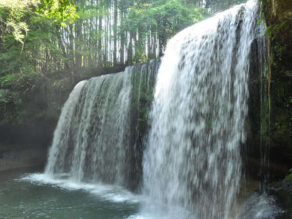 CMロケ地でも有名な「鍋ヶ滝」