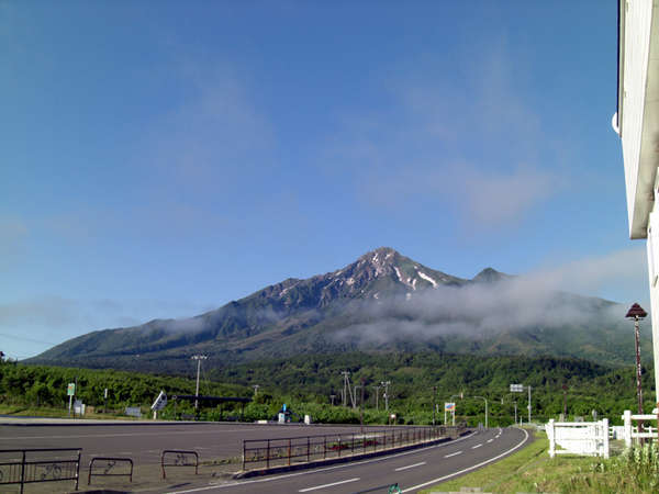 *宿を一歩出れば雄大な利尻富士が姿を現します。