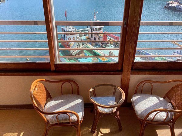 *【和室10畳】海側／窓の真下に漁船が並ぶ、港に隣接した旅館。