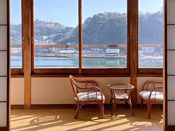 *【和室10畳】海側／目の前に漁港を望むお部屋。広縁には小さなテーブルと椅子もご用意。