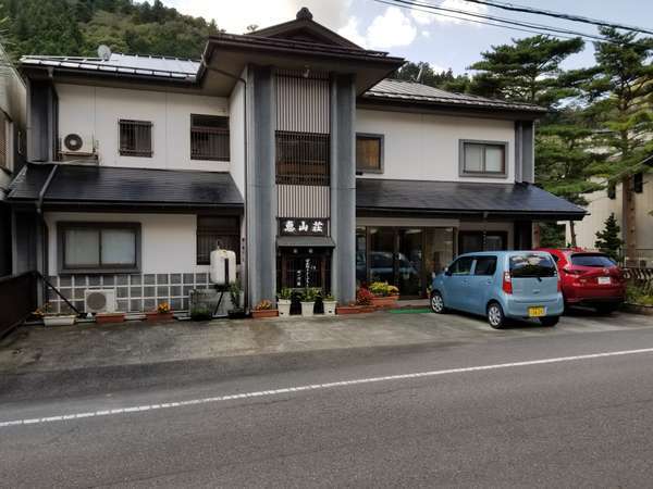 当館の正面の全景をご紹介します。