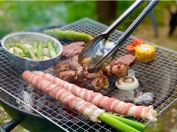 ペットと一緒にドッグランでBBQは最高のリフレッシュ！雨天でも屋根があるから大丈夫。