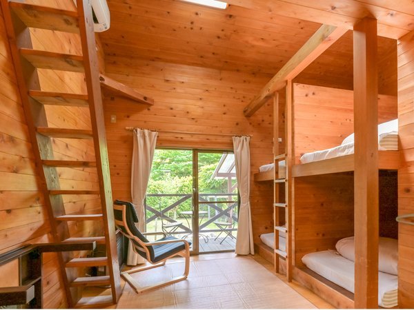 二段ベッドとロフトで6名様のご利用が可能な総木造りのお部屋。空調設備もしっかりしてます。