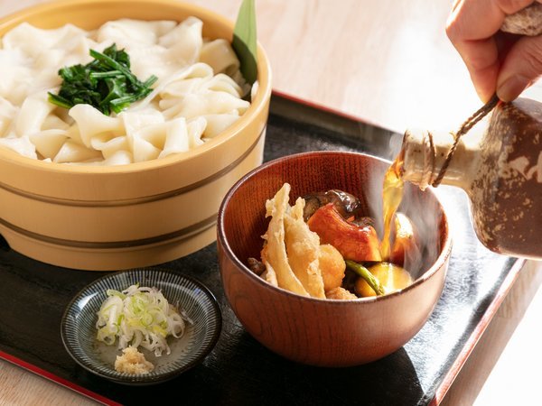 手打ち麺、出汁とかえしが手作りの「おざらほうとう」は食べていただきたい一品！お部屋出しも可能です。