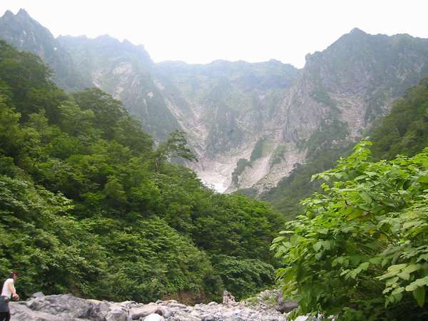 新緑の谷川岳一の倉沢