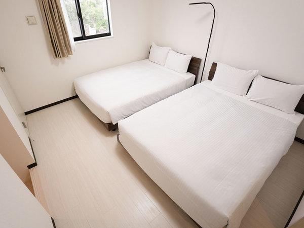 ・【2F寝室 】ダブルベッド2台の明るい雰囲気のお部屋です