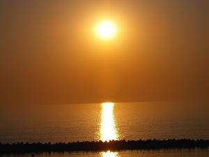 瀬波温泉海岸から望むあざやかな夕日