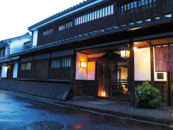 倉敷美観地区からひと筋はいった道沿い、吉井旅館の軒灯がみえてきます。
