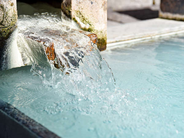 *【露天風呂（男湯）】豊富な湯量で、こんこんと湧き出る天然温泉。