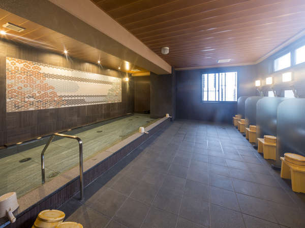 壁面にタイルで松を施した自慢の大浴場「松乃湯」