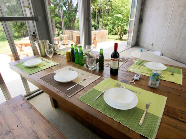 リビングとお庭をつなぐサンルームでは、緑の景色を楽しみながらお食事を・・