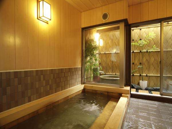 《檜葉風呂》美肌の湯で優しいお湯です。他にも岩風呂・信楽焼露天風呂・貸切風呂がございます。