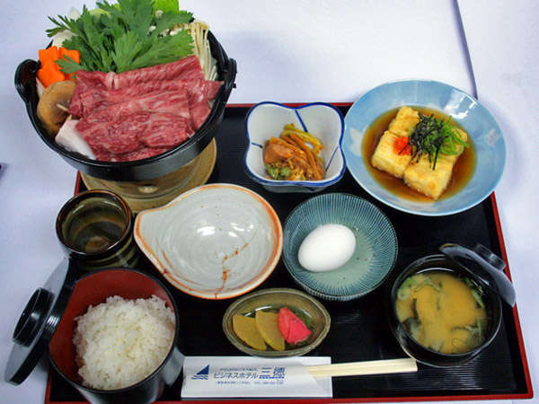 お夕食の松阪牛すき焼き鍋定食（写真は１人前）
