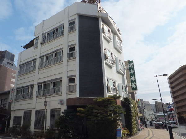 当館の外観写真です。広島駅北口から徒歩約3分の位置にございます。