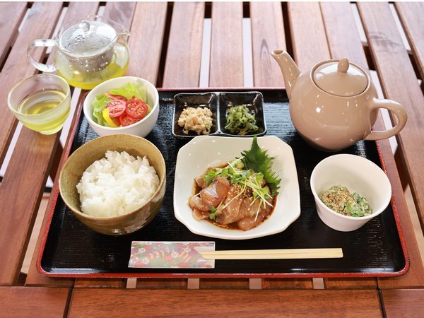 朝食です。鯛の漬けです