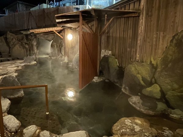 Ph9.3のアルカリ性で保湿成分のメタケイ酸を多く含む温泉を楽しめるい岩風呂大浴場です。