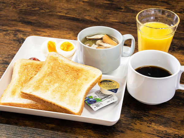 【朝食】トースト、日替わりスクランブルエッグ、ミルク、コーヒー、オレンジジュース、野菜スープのセット