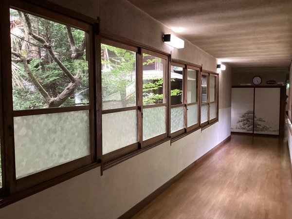 *【廊下】本館と別館をつなぐ廊下。傾斜に合わせ、窓枠も段をつけた独特の造りに。