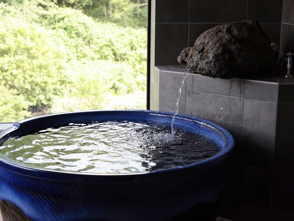 *【客室一例】～花亭～青を基調とした信楽焼の浴槽で、独特の模様があり、目でも楽しむことができます。