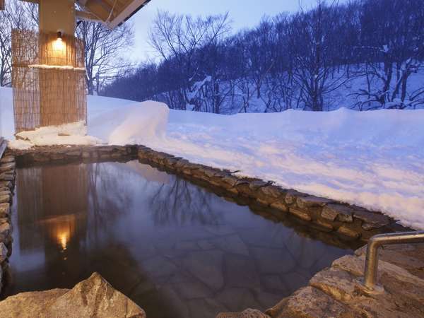 【露天風呂】一面の銀世界で楽しむ雪見風呂。雪化粧したブナ林と温かな湯でゆっくり。