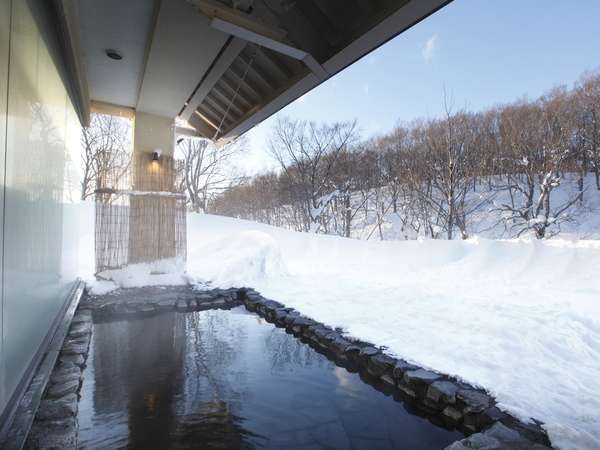 【露天風呂】風情ある雪見風呂は、冷えた体に温泉のぬくもりが沁みわたります。