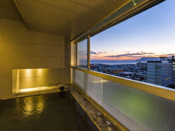 【SUITE】函館の街並みを眺めながら浸かる展望風呂。