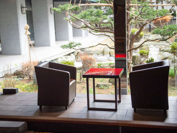 【ｳｫｰﾀｰｻｲﾄﾞｶﾌｪ YUGEN】窓からは静かに鎮座する日本庭園。景観美を眺めながらコーヒーを嗜む。