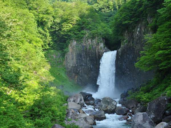 *周辺観光／苗名滝　 日本の滝100選に選ばれています。当館より車で約15分