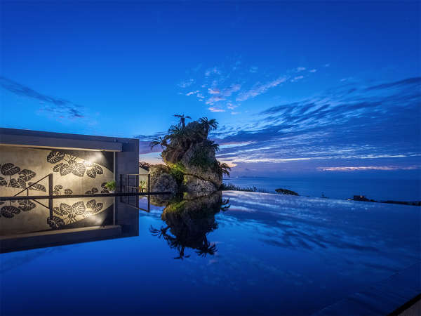 ハナリヴィラコウリの夕景。サンセットタイムは水盤に映る神秘的な景色をお愉しみいただけます。